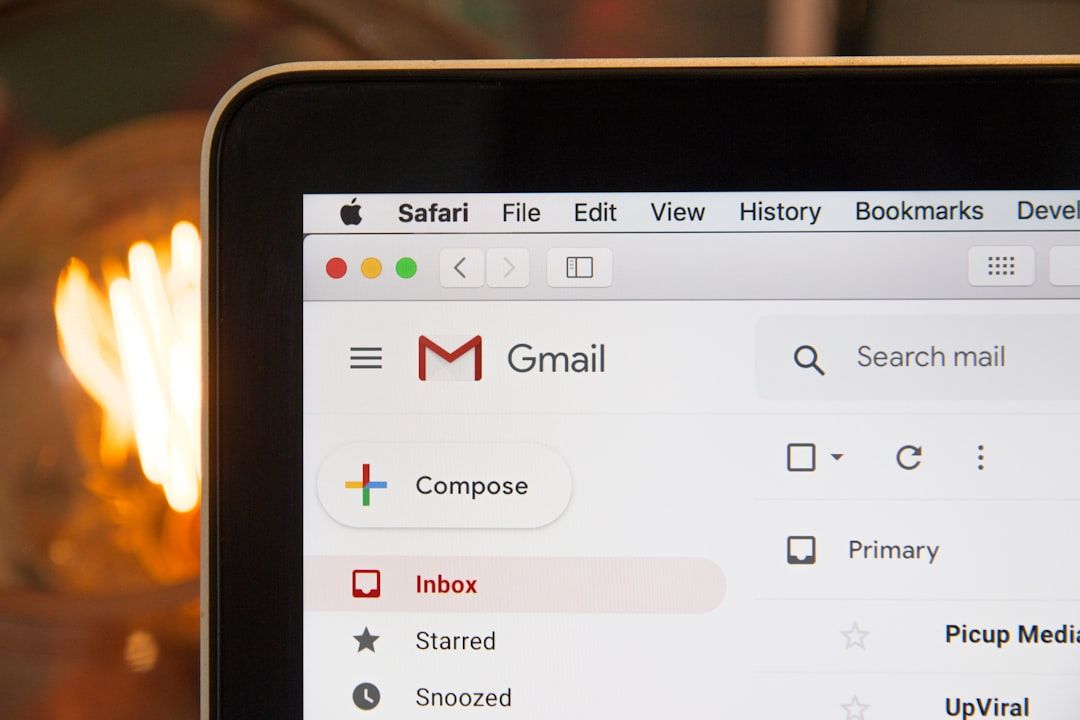Närbild på en datorskärm som visar Gmails inkorg i webbläsaren Safari.