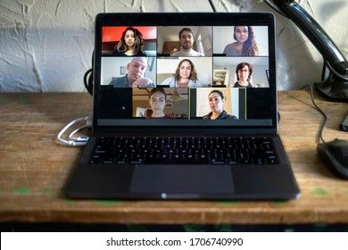 En bärbar dator visar ett videomöte med åtta deltagare på skärmen.