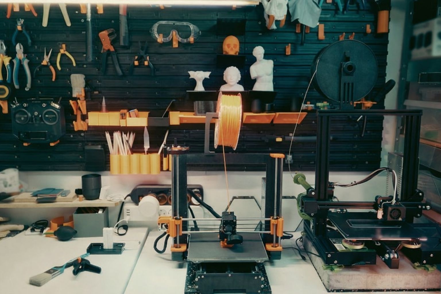 Arbetsbänk med 3D-skrivare och verktyg, exempel på utrustning från begagnatmarknaden.